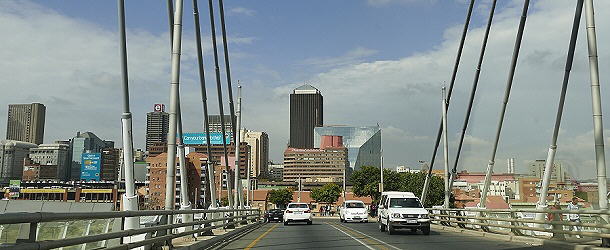 Die imposante Nelson-Mandela-Bridge führt direkt zur Skyline in Johannesburg.