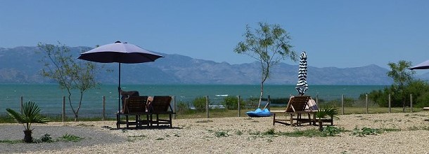 Lake Shkodra Resort mutet südländisch an. Im Hintergrund das Ufer von Monte Negro