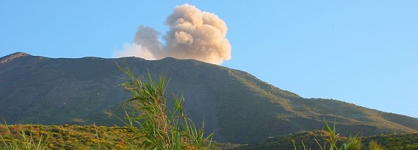 Die Ausbrüche des Vulkans werden von heftigem Grollen begleitet.
