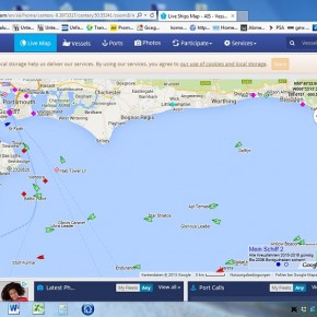 Im Internet kann man verfolgen, wo der Autotransporter gerade ist - hier im Hafen von Zeebrugge