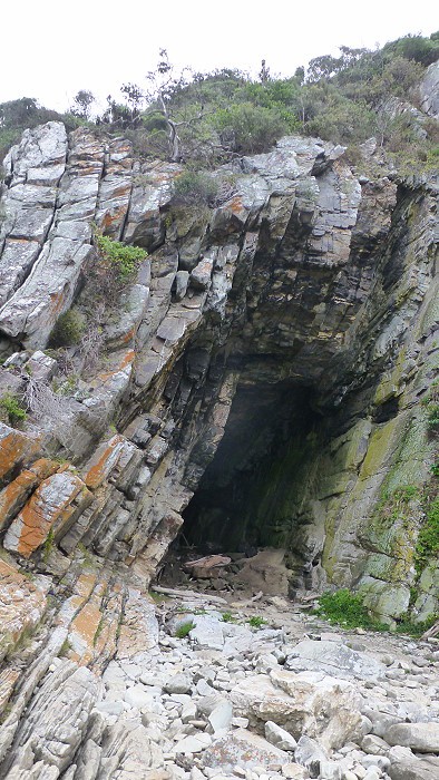 Eine riesige Grotte liegt am Weg