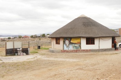 Die Hütte des Vereins ist nach traditionellen Vorgaben der Xhosa gebaut, nur um einiges größer