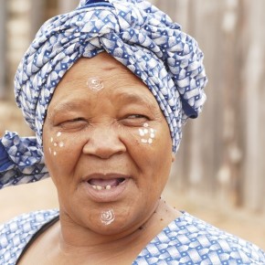 Betty trägt eine traditionelle Gesichtsbemalung der Xhosa