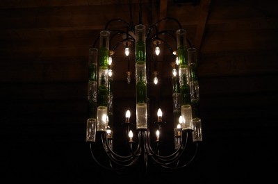 originell – der Kronleuchter aus Weinflaschen