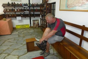 Anprobe in Strassbergers Schuhfabrik, der ältesten in Südafrika