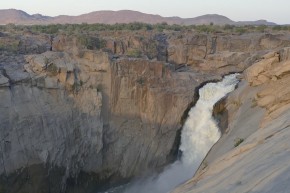 Der Hauptfall der Augrabies Wasserfälle führte bei unserem Besuch 61 cbm Wasser pro Sekunde. In Spitzenzeiten waren es schon über 4000 cbm.