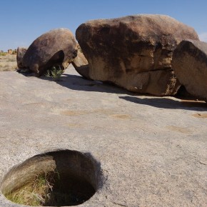 Über die Entstehung der sogenannten Potholes gibt es unterschiedliche Theorien. Eine davon ist der Abschliff durch Wasserstrudel und Geröll.