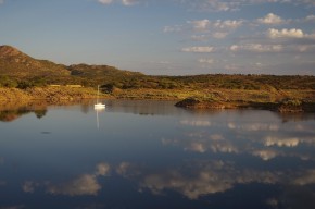 Der Stausee bei Rehoboth präsentiert sich bei Sonnenuntergang in prächtigen Farben.