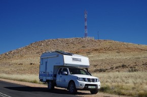 Ab und zu steht in der Wüste ein Telekommunikationsmast. An diesen Stellen kann ein Beitrag für die Internetseite übertragen werden
