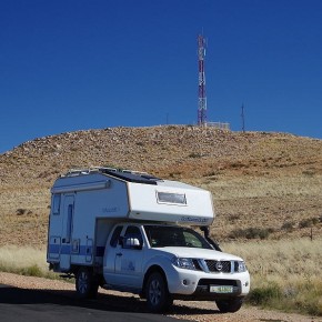 Ab und zu steht in der Wüste ein Telekommunikationsmast. An diesen Stellen kann ein Beitrag für die Internetseite übertragen werden
