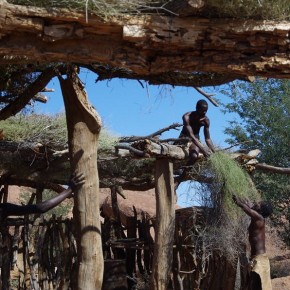 Werterhaltung im Damara-Dorf: Hier werden die Dächer der Hütten erneuert.