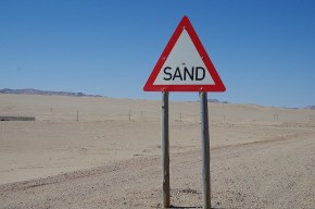 Was sonst in der Wüste? In Namibia ist es ein offizielles Verkehrszeichen.