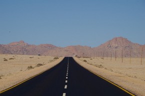 Quer durch die Namib-Wüste führt diese Straße. Ähnlich unseren Schneepflügen stehen Räumgeräte bereit, um die Strecke nach einem Sandsturm wieder befahrbar zu machen.