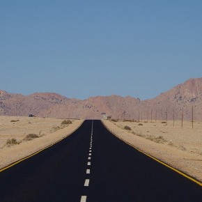 Quer durch die Namib-Wüste führt diese Straße. Ähnlich unseren Schneepflügen stehen Räumgeräte bereit, um die Strecke nach einem Sandsturm wieder befahrbar zu machen.
