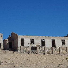 In der heutigen Geisterstadt Kolmannskuppe wohnten vor hundert Jahren die Arbeiter der Diamantenmine