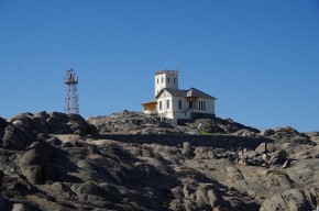 Der Alte Leuchtturm auf Shark Island in Lüderitz leuchtet schon lange nicht mehr. Das Leuchtfeuer wurde durch eine moderne Funkantenne ersetzt. Heute kann man in dem Gebäude übernachten.