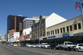 Schmucklos: Die Independence Ave ist die Hauptgeschäftsstraße in Windhoek