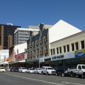 Schmucklos: Die Independence Ave ist die Hauptgeschäftsstraße in Windhoek