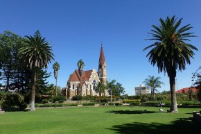 Eines der bekanntesten Bauwerke in Windhoek: Die Christuskirche vom Parlamentsgarten aus gesehen.