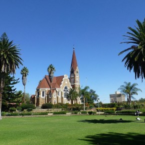 Eines der bekanntesten Bauwerke in Windhoek: Die Christuskirche vom Parlamentsgarten aus gesehen.