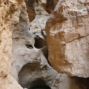 Im Sesriem Canyon findet man an einigen Stellen noch Wasser.
