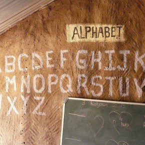Im Klassenzimmer der Schule ist das Alphabet an die Wand gemalt.