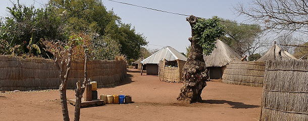 Wasserstelle auf dem Dorfplatz zu Mukuni