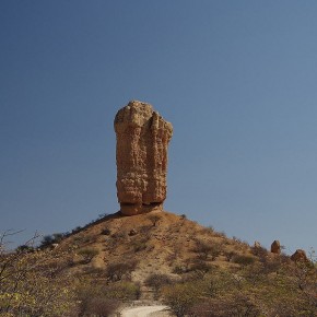 Markant hebt sich der Vingerclip-Felsen aus der Landschaft im Ugabtal ab.