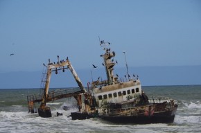 Dieser angolanische Frachter ist vor vielen Jahren an der namibischen Küste auf Grund gelaufen.