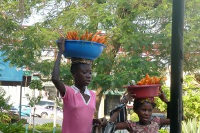 Für den kleinen Hunger zwischendurch kann man von Straßenhändlern frisches Obst und Gemüse kaufen.