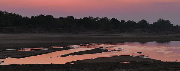Der Luangwa River führt sehr wenig Wasser