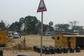 Auf dem Weg nach Lusaka. Vorsichtshalber werden an solchen Stellen schon mal neue Reifen angeboten.