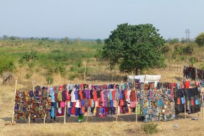 Ein Feuerwerk von Farben – der Kleidermarkt in Chiweta