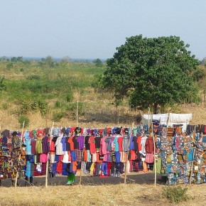 Ein Feuerwerk von Farben – der Kleidermarkt in Chiweta
