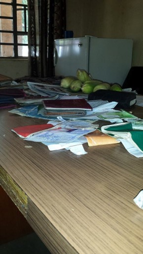 Im Passamt von Karonga. Die Maiskolben, die Zeitung und das Schminkköfferchen auf dem Schreibtisch konnten wir fotografisch leider nicht festhalten