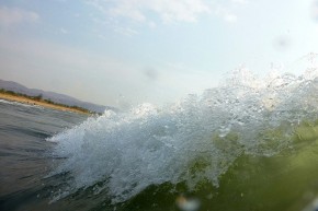 Bei ordentlichem Wind gibt es am Malawisee auch ordentlich hohe Wellen