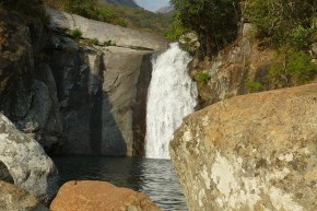 Erfrischung am Wasserfall mit Badepool