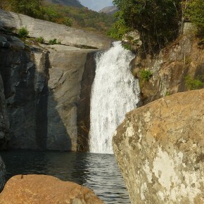 Erfrischung am Wasserfall mit Badepool