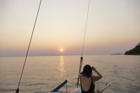 Mit dem Katamaran segeln wir in den Sonnenuntergang.