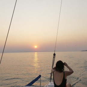 Mit dem Katamaran segeln wir in den Sonnenuntergang.