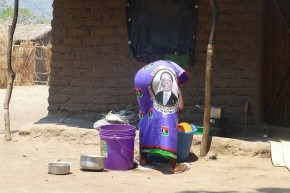 Flora trägt einen Rock mit dem Bild eines malawischen Präsidenten auf dem Hinterteil. Einen Kommentar dazu wollte sie nicht abgeben.