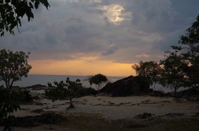 Kurz nach Sonnenaufgang am Malawisee. Die Wolken sind bald verschwunden und dann...