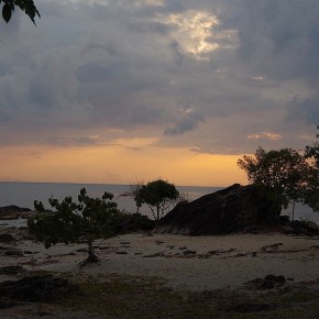 Kurz nach Sonnenaufgang am Malawisee. Die Wolken sind bald verschwunden und dann...