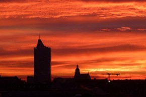 Der Sonnenaufgang taucht die Silhouette von Leipzig in zauberhafte Farben.