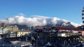 Eine Wolkenwalze über dem Tafelberg bringt Sturm - es ist endgültig Herbst.