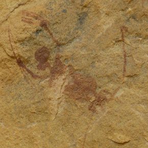 ... wo wir Jahrtausende alte Felszeichnungen entdecken. Hier ist eine Jagdszene dargestellt.