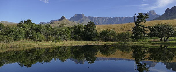 In der Ferne erhebt sich das Drakensbergmassiv wie in einem großen Amphitheater...