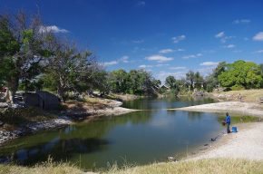 Noch besteht der Thamalakane River aus nur einigen Wasserlachen, das wird sich in naher Zukunft ändern, wenn die Fluten des Okavango...