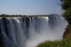 Viel Wasser: Die Victoria Falls auf der Seite von Simbabwe