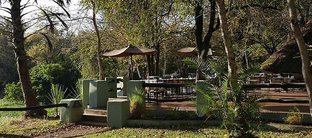 Gemütlich: Das Restaurant der Maramba-Lodge liegt direkt am Fluss.